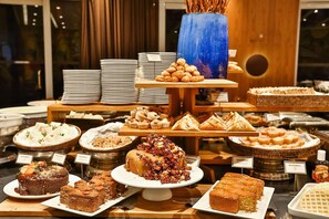 Bữa sáng buffet hàng ngày (73.45 BRL/mỗi người) 