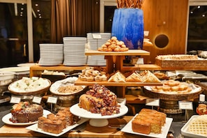 Bữa sáng buffet hàng ngày (73.45 BRL/mỗi người)