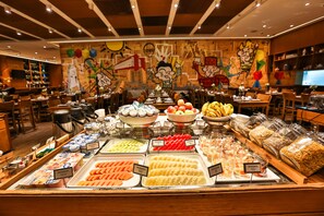 Café da manhã com buffet diário (BRL 73.45 por pessoa) 
