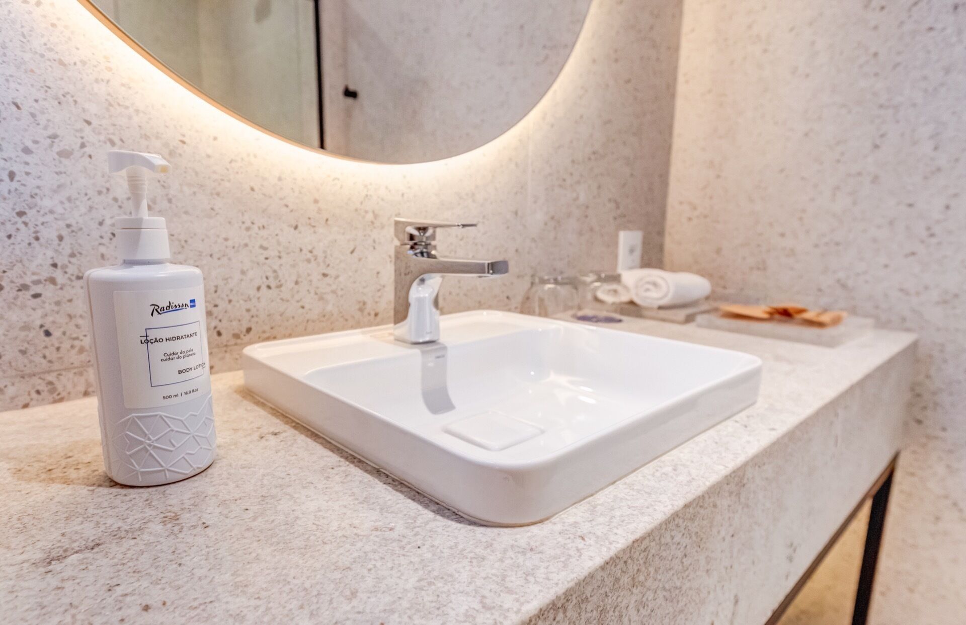 quarto premium com cama king-size | bathroom | designer toiletries, hair dryer, towels, soap