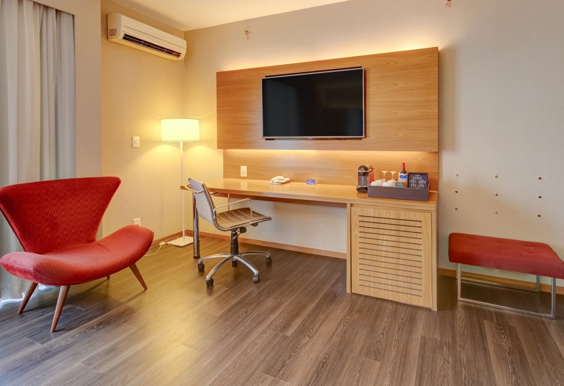 business class twin | minibar, in-room safe, individually decorated, desk