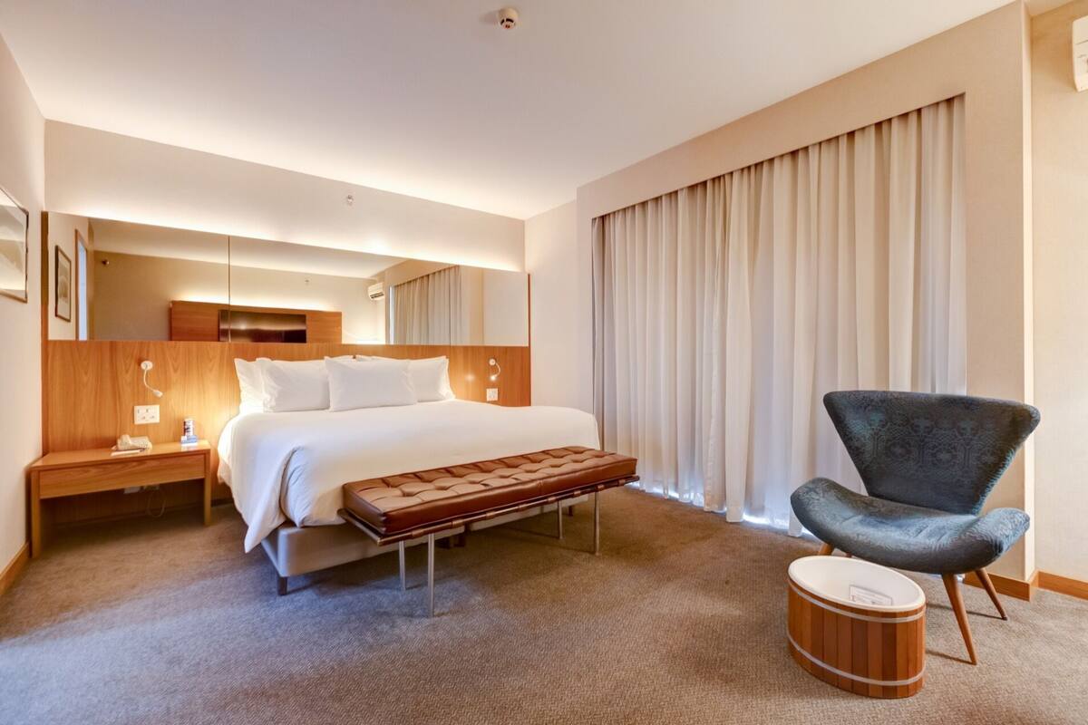 Business Class King | Minibar, in-room safe, desk, laptop workspace