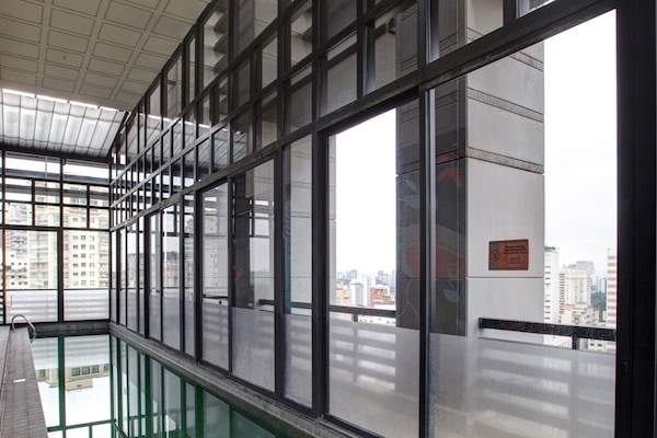 Kolam renang outdoor, dengan kursi berjemur