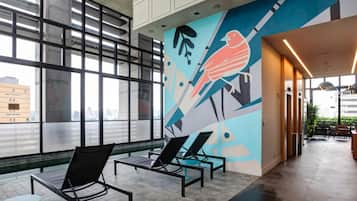 Piscina externa, funciona das 6h às 22h, espreguiçadeiras