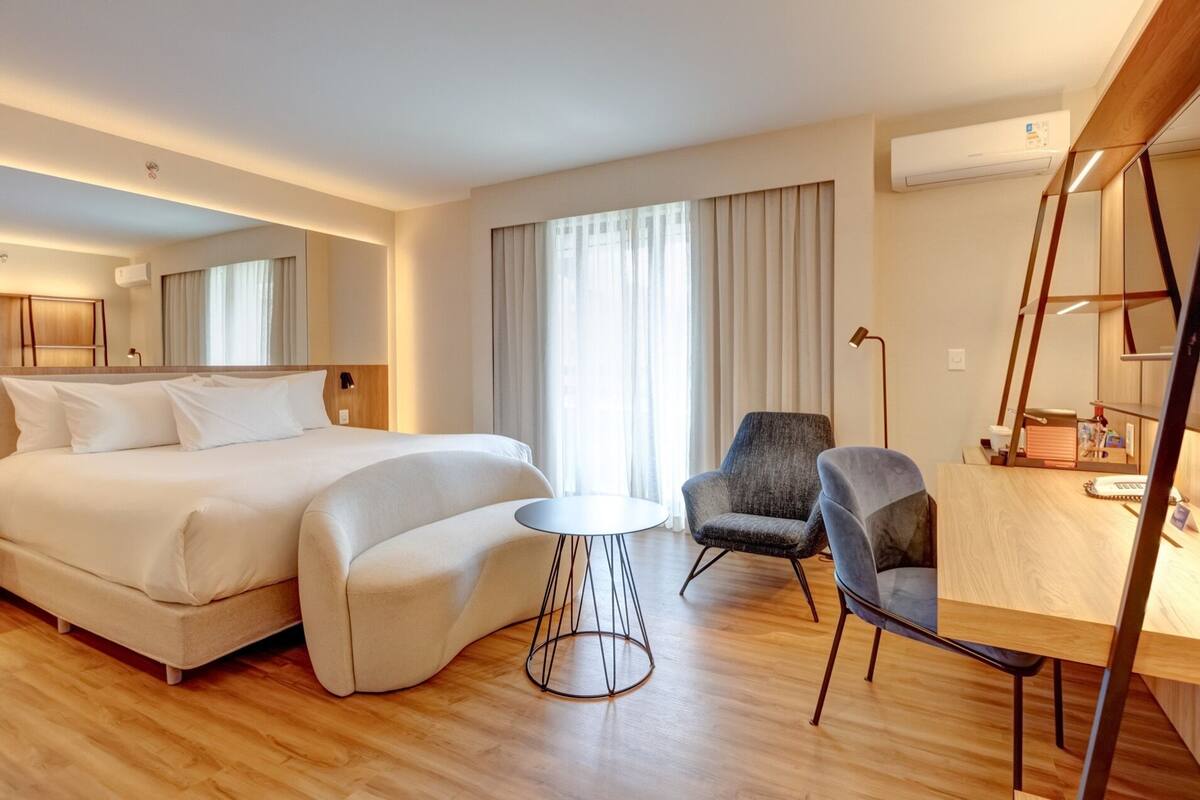 Quarto Premium com Cama King-size | Minibar, in-room safe, desk, laptop workspace