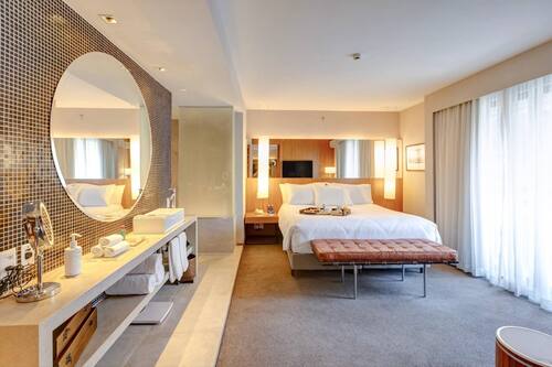 Royal-Suite, 1 King-Bett und Schlafsofa, Stadtblick | Minibar, Zimmersafe, individuell dekoriert, Schreibtisch