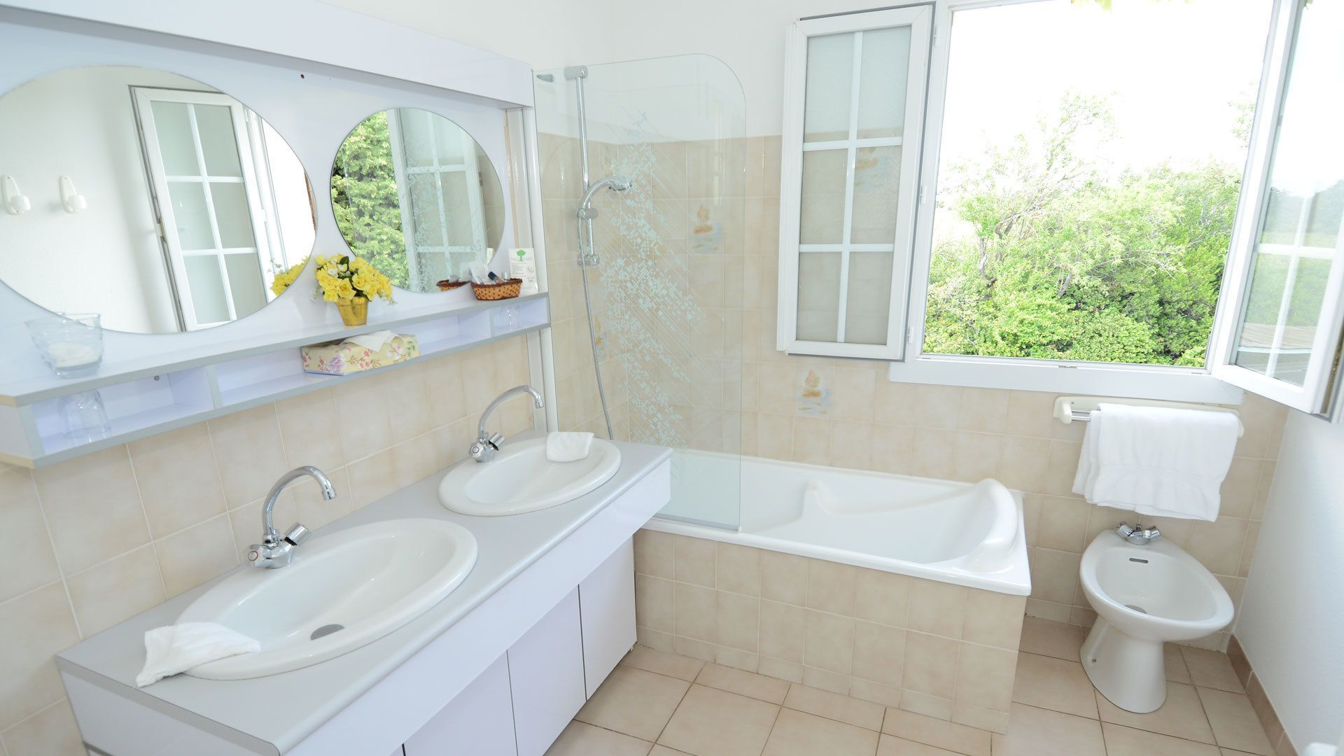 bathtub, deep-soaking bathtub, free toiletries, hair dryer