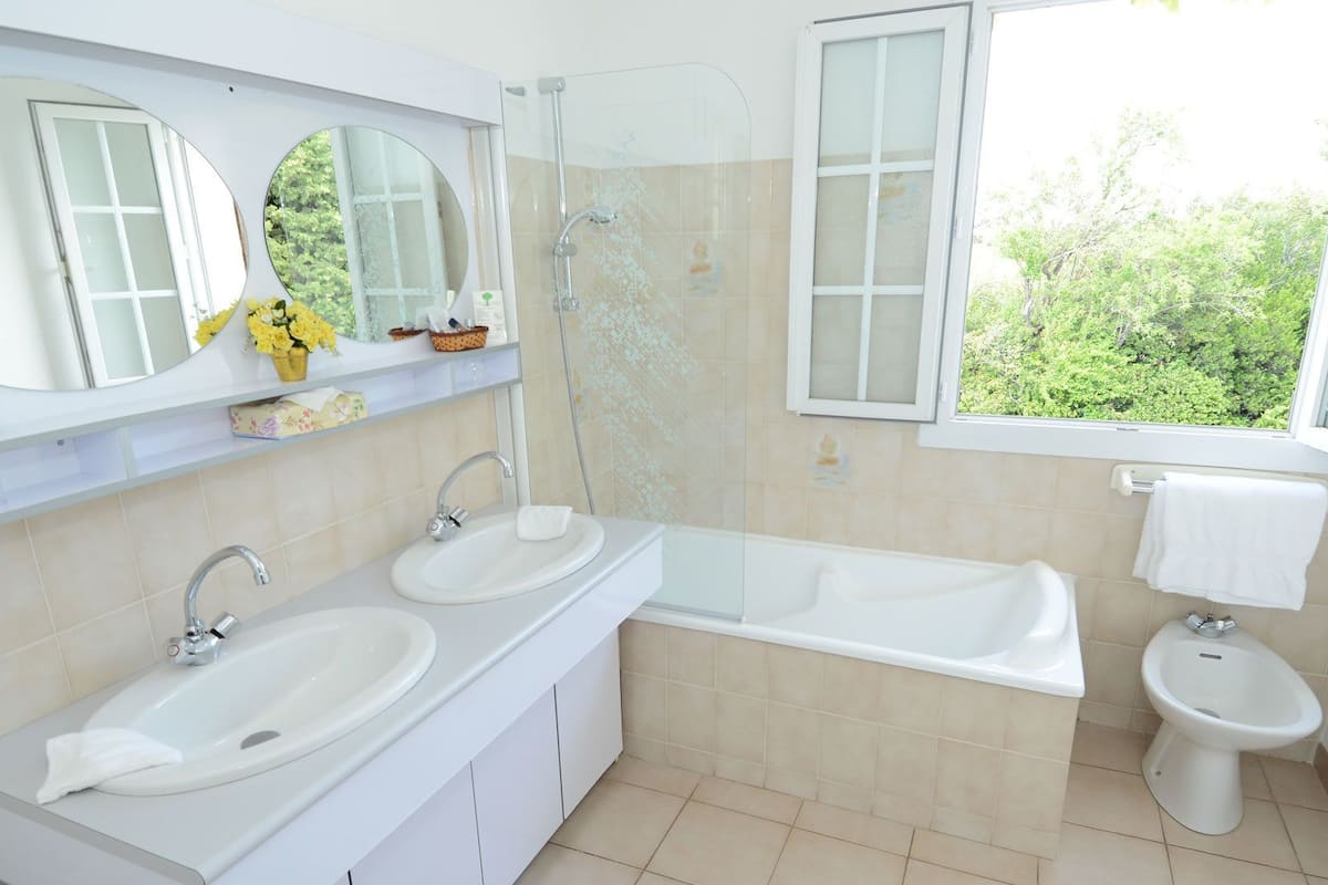 bathtub, deep-soaking bathtub, free toiletries, hair dryer