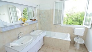 Bañera, bañera profunda y artículos de higiene personal gratuitos