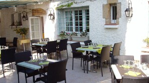 Se sirven desayunos y almuerzos, restaurante con mesas al aire libre 