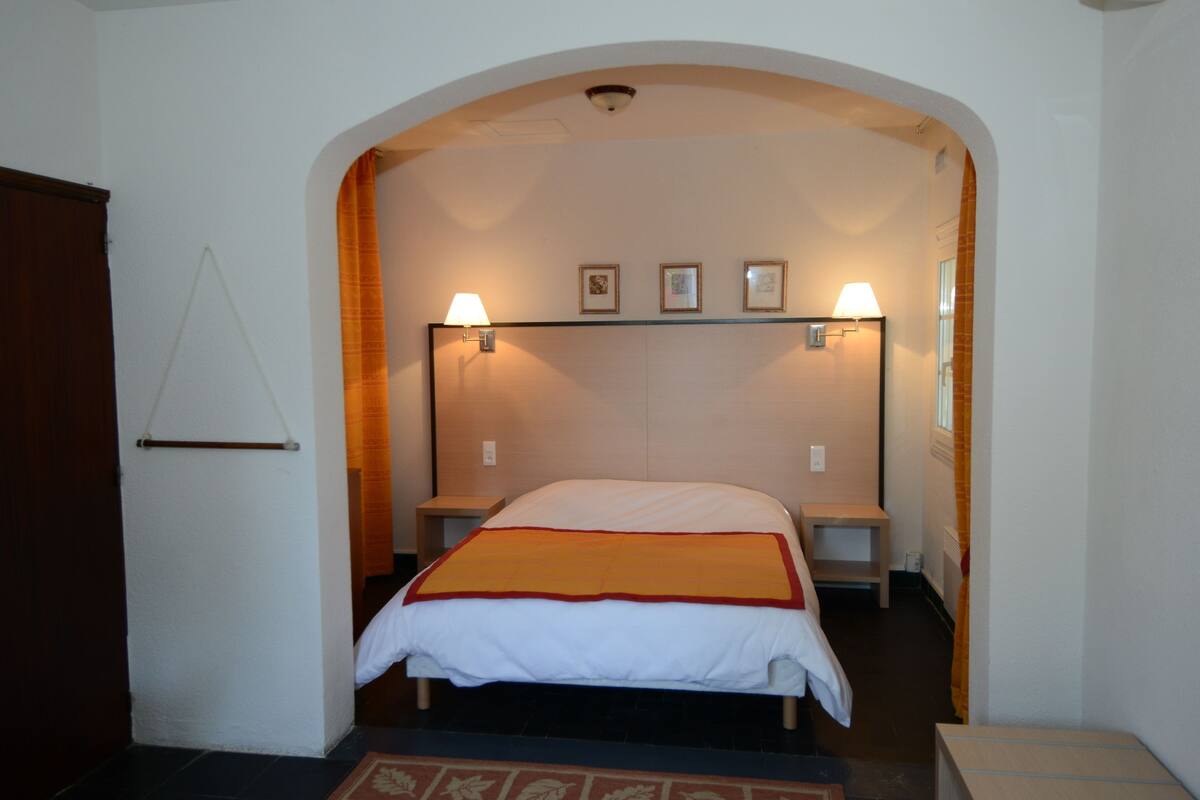 family room | minibar, in-room safe, individually decorated, individually furnished