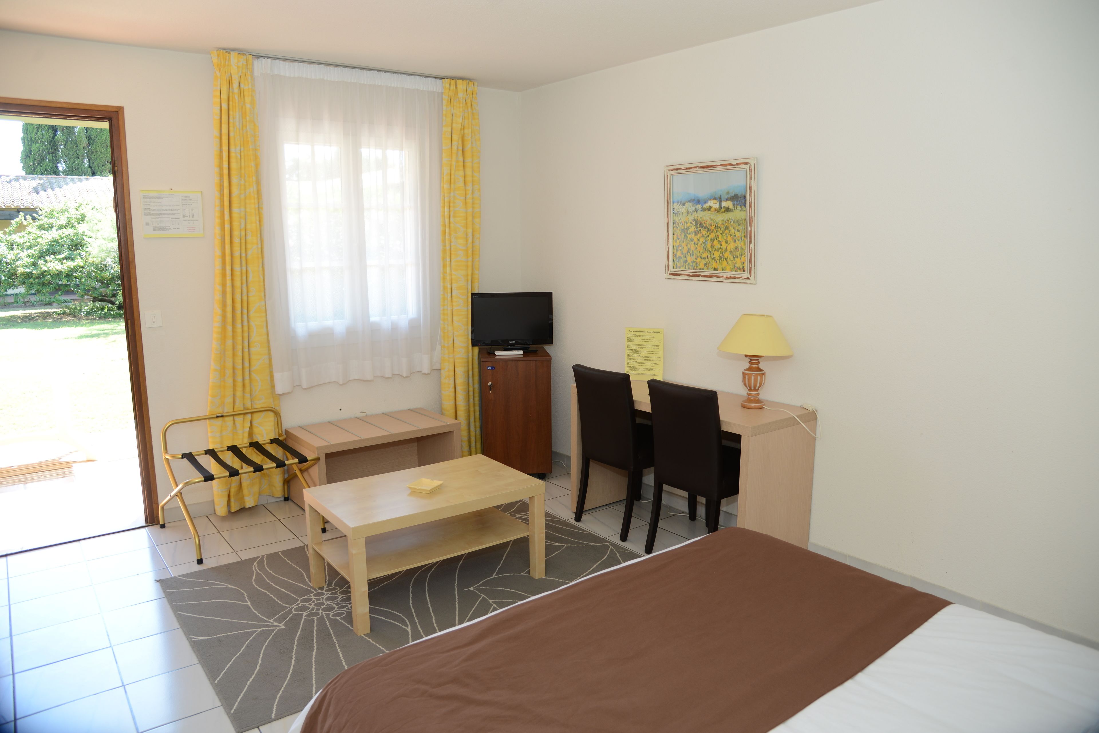 standard double room | minibar, in-room safe, individually decorated, individually furnished