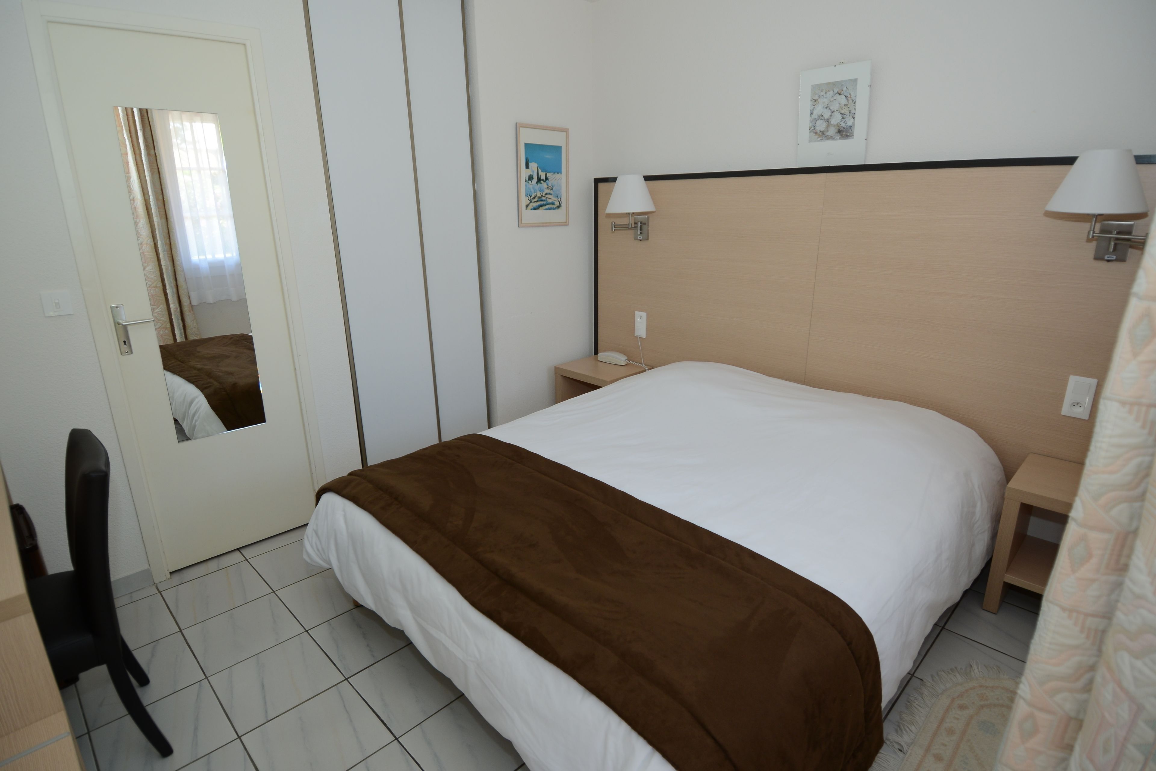 standard double room | minibar, in-room safe, individually decorated, individually furnished