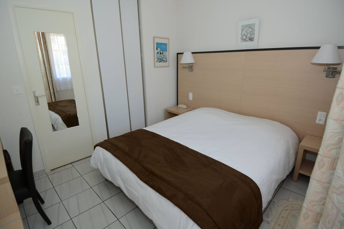 standard double room | minibar, in-room safe, individually decorated, individually furnished