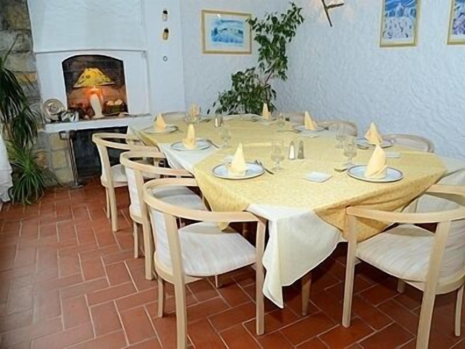 breakfast, lunch served; mediterranean cuisine, al fresco dining