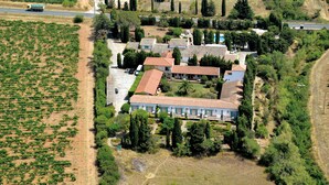 An aerial view of a property with a large building, multiple smaller structures, and surrounding vineyards. - Le Relais du Val d'Orbieu (Ornaisons)
