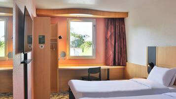 Una scrivania, insonorizzazione, ferro/asse da stiro