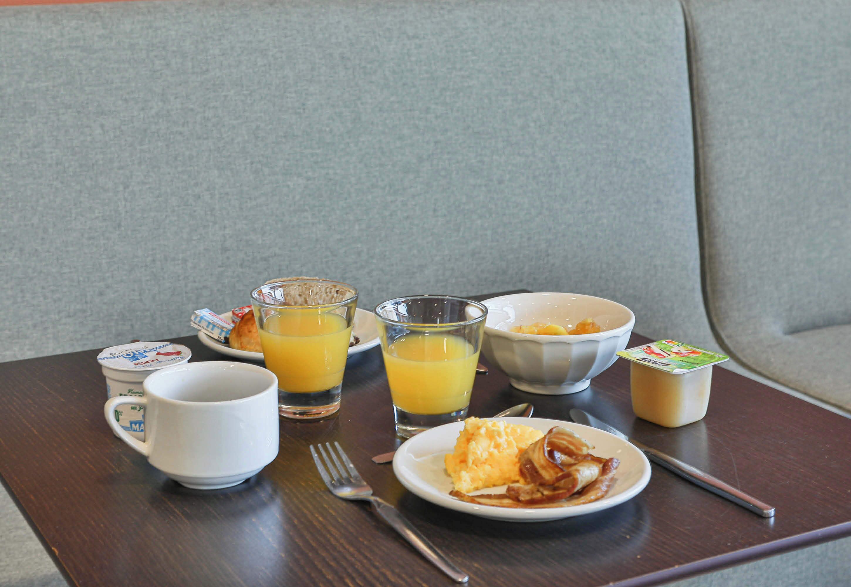 daily buffet breakfast for a fee