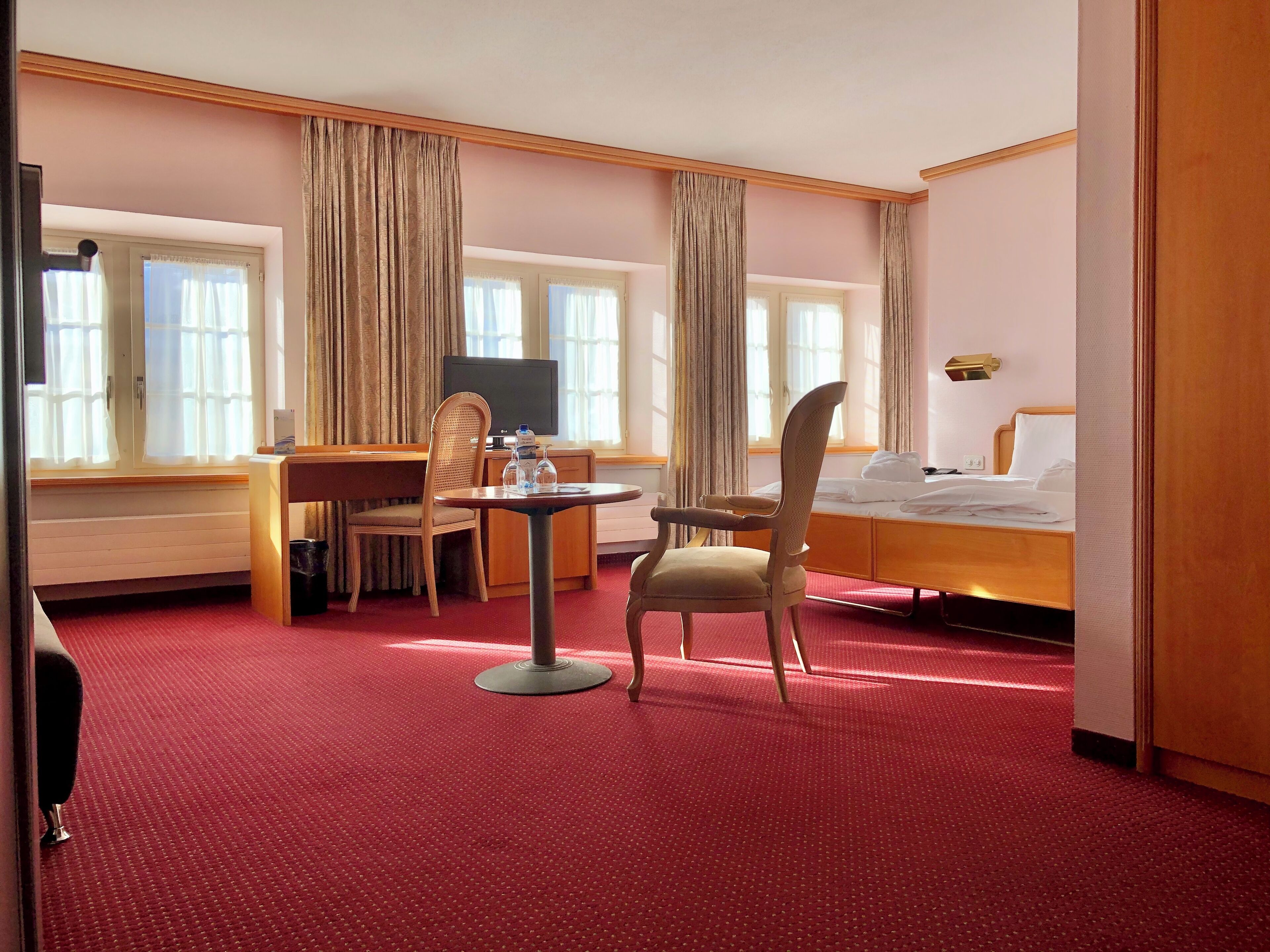 Hypo-allergenic bedding, minibar, in-room safe, desk