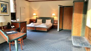 Allergikerbettwaren, Minibar, Zimmersafe, Schreibtisch