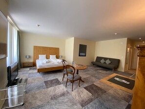 Gemmi Suite Grand Bain | Allergitestet sengetøy, minibar, safe på rommet og skrivebord