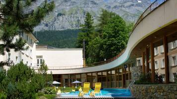 2 piscines couvertes, 2 piscines extérieures, chaises longues