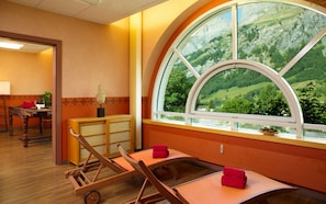 Couples treatment rooms, sauna, hot tub, steam room, hot springs