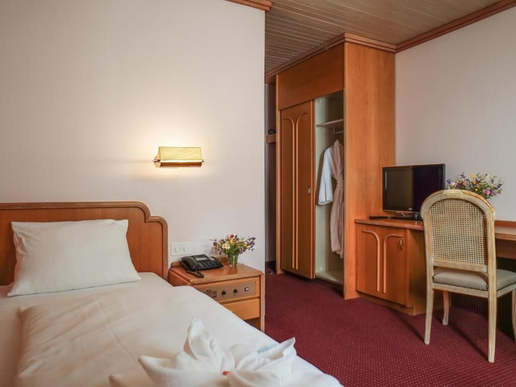 Hypo-allergenic bedding, minibar, in-room safe, desk