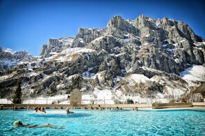 2 Innenpools, 2 Außenpools, Liegestühle