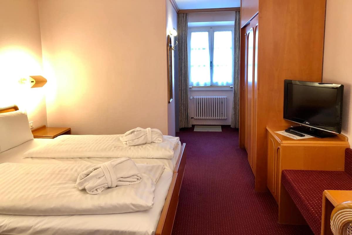 Allergikerbettwaren, Minibar, Zimmersafe, Schreibtisch