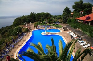 Outdoor pool, pool umbrellas, sun loungers