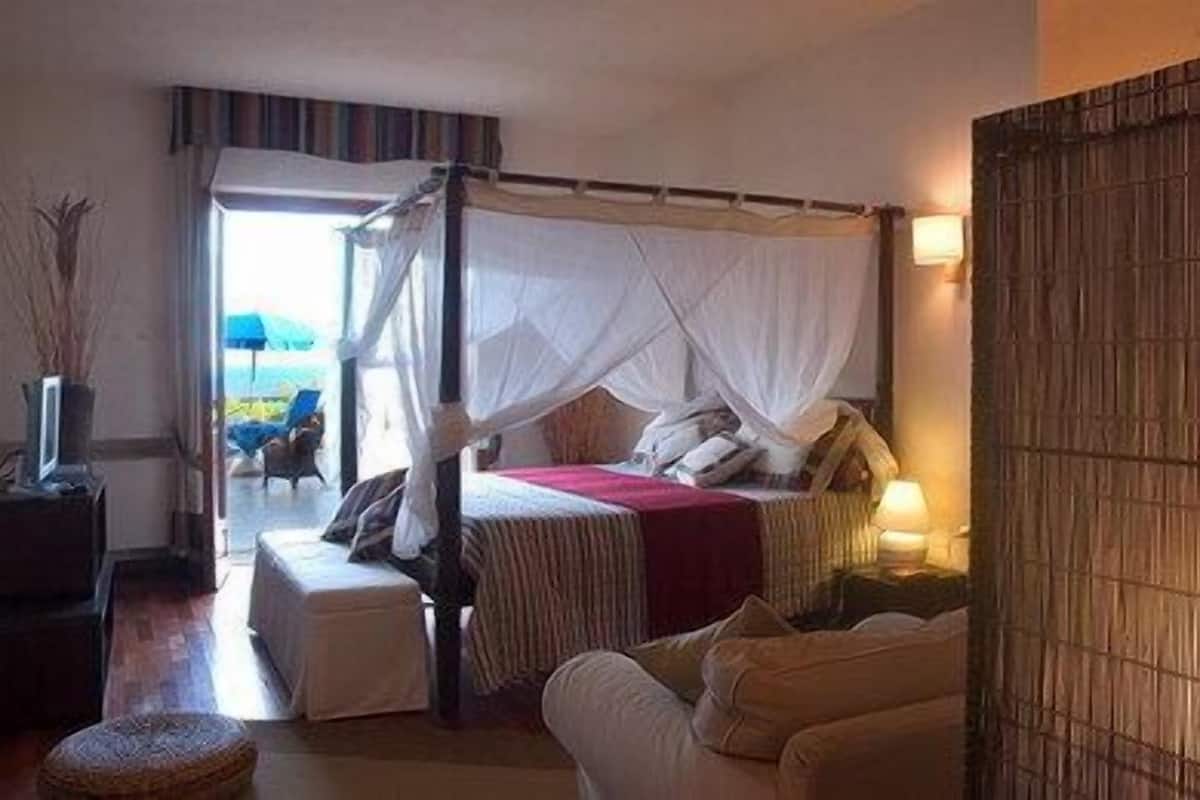 Suite | Minibar, desk, cots/infant beds