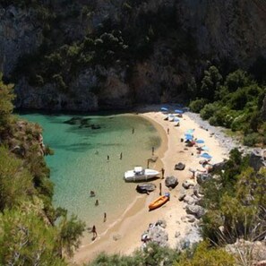 Playa en los alrededores, camastros, sombrillas y bar en la playa 