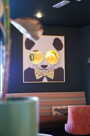 2 restaurants, lunch, dinner served; Indian cuisine