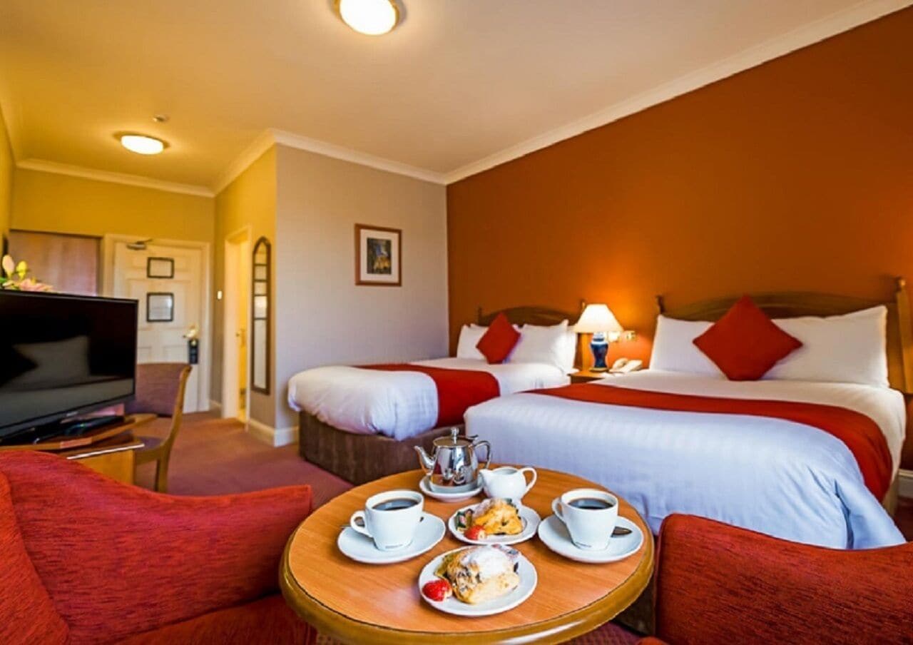 Habitación estándar con 2 camas individuales | Caja de seguridad en la habitación y escritorio 