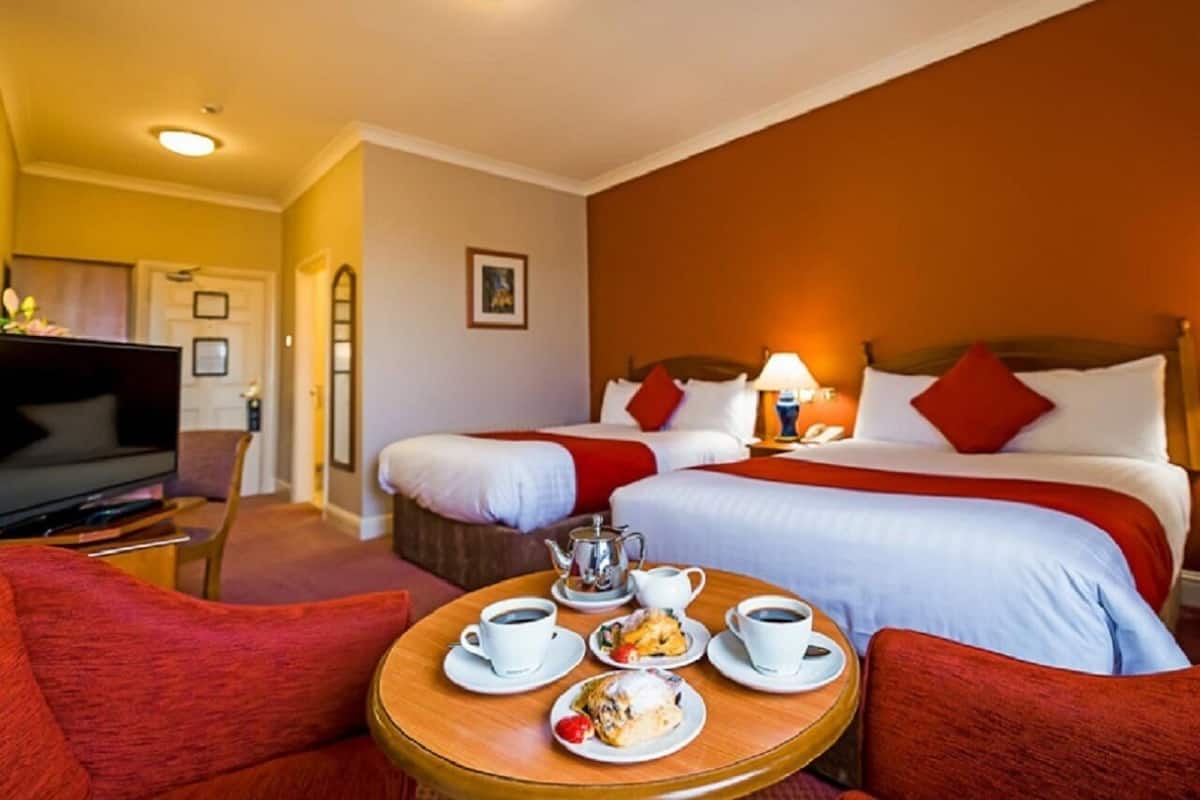 Standardværelse med 2 enkeltsenge | Pengeskab på værelset, skrivebord, strygejern/strygebræt, gratis Wi-Fi