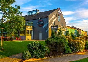 2 restaurants; lunch and dinner served