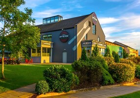 2 restaurants; lunch and dinner served