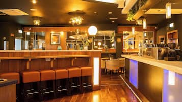 2 restaurants, lunch, dinner served; Indian cuisine