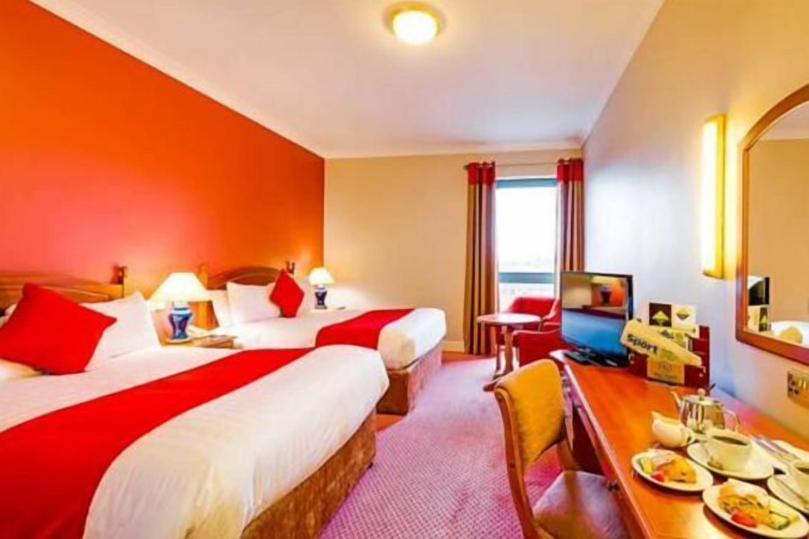 Coffres-forts dans les chambres, bureau, fer et planche à repasser