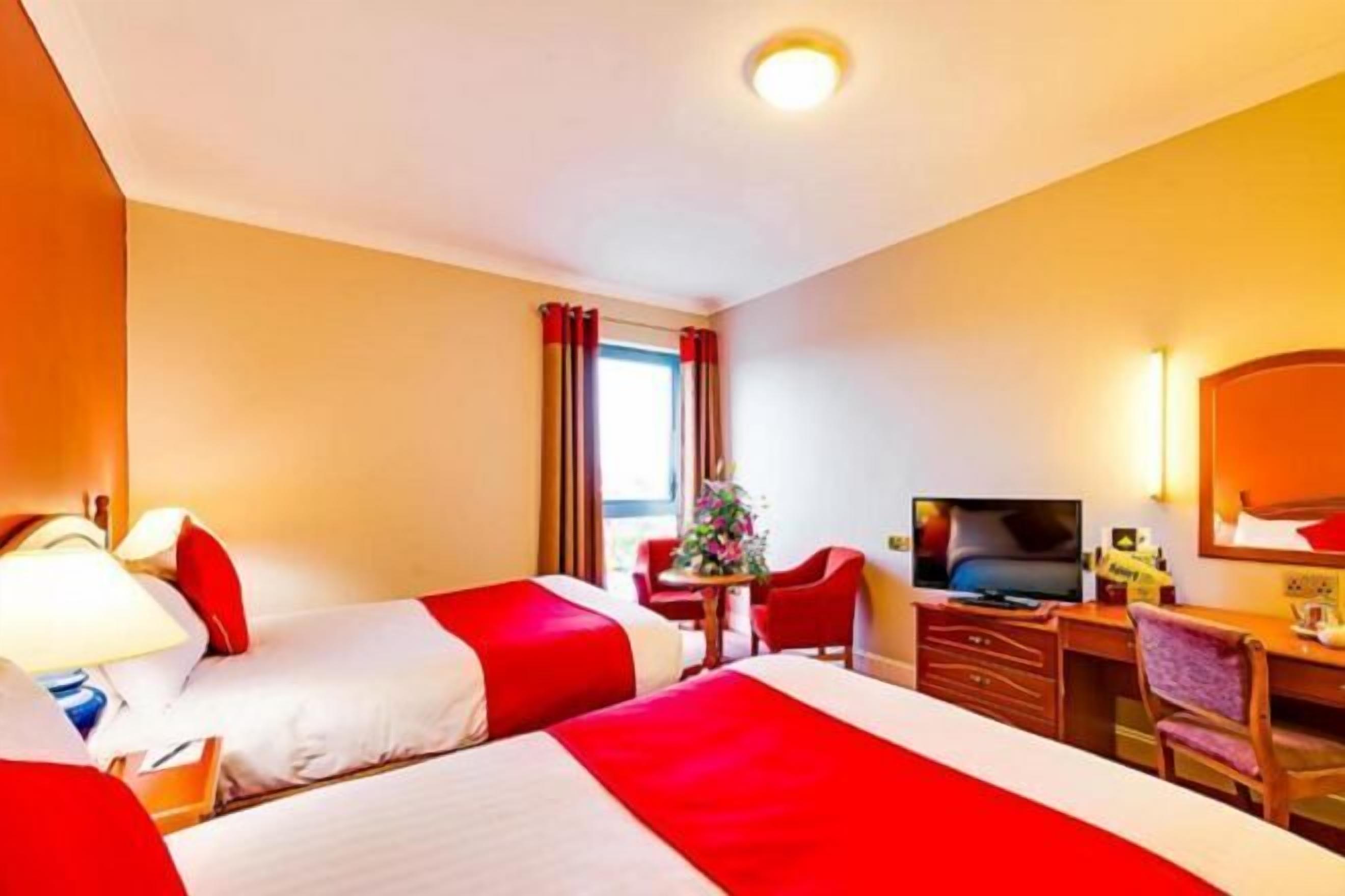 Coffres-forts dans les chambres, bureau, fer et planche à repasser