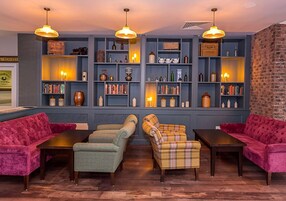 2 ristoranti, aperti a pranzo e a cena, cucina indiana