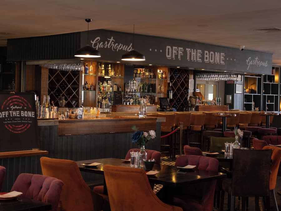 2 restaurants servant le déjeuner et le dîner, plats Cuisine indienne