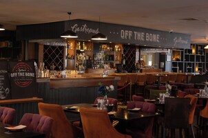 2 ristoranti, aperti a pranzo e a cena, cucina indiana