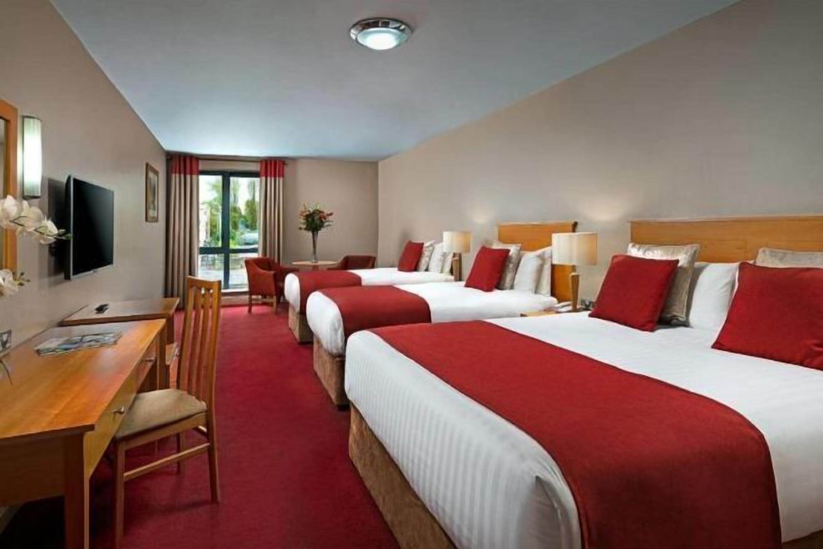 Coffres-forts dans les chambres, bureau, fer et planche à repasser