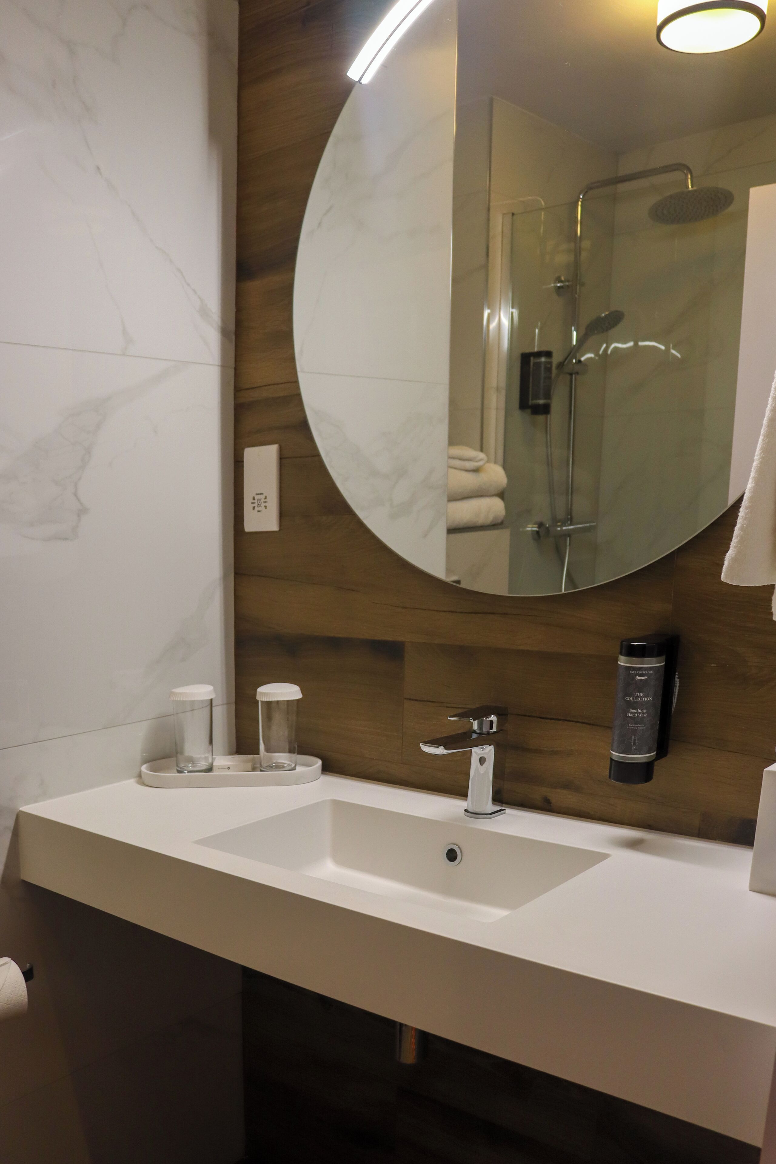 Combined shower/tub, hair dryer, towels