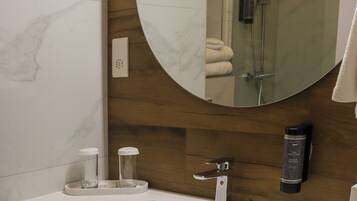 Combined shower/tub, hair dryer, towels