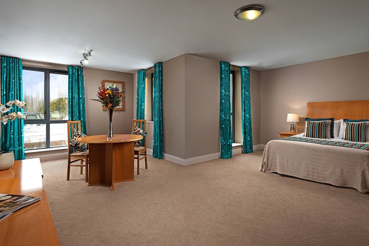 suite (lifestyle) | in-room safe, desk, iron/ironing board, free wifi