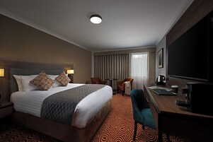 Chambre exécutive | Coffre-fort, bureau, fer et planche à repasser, accès au Wi-Fi (inclus)