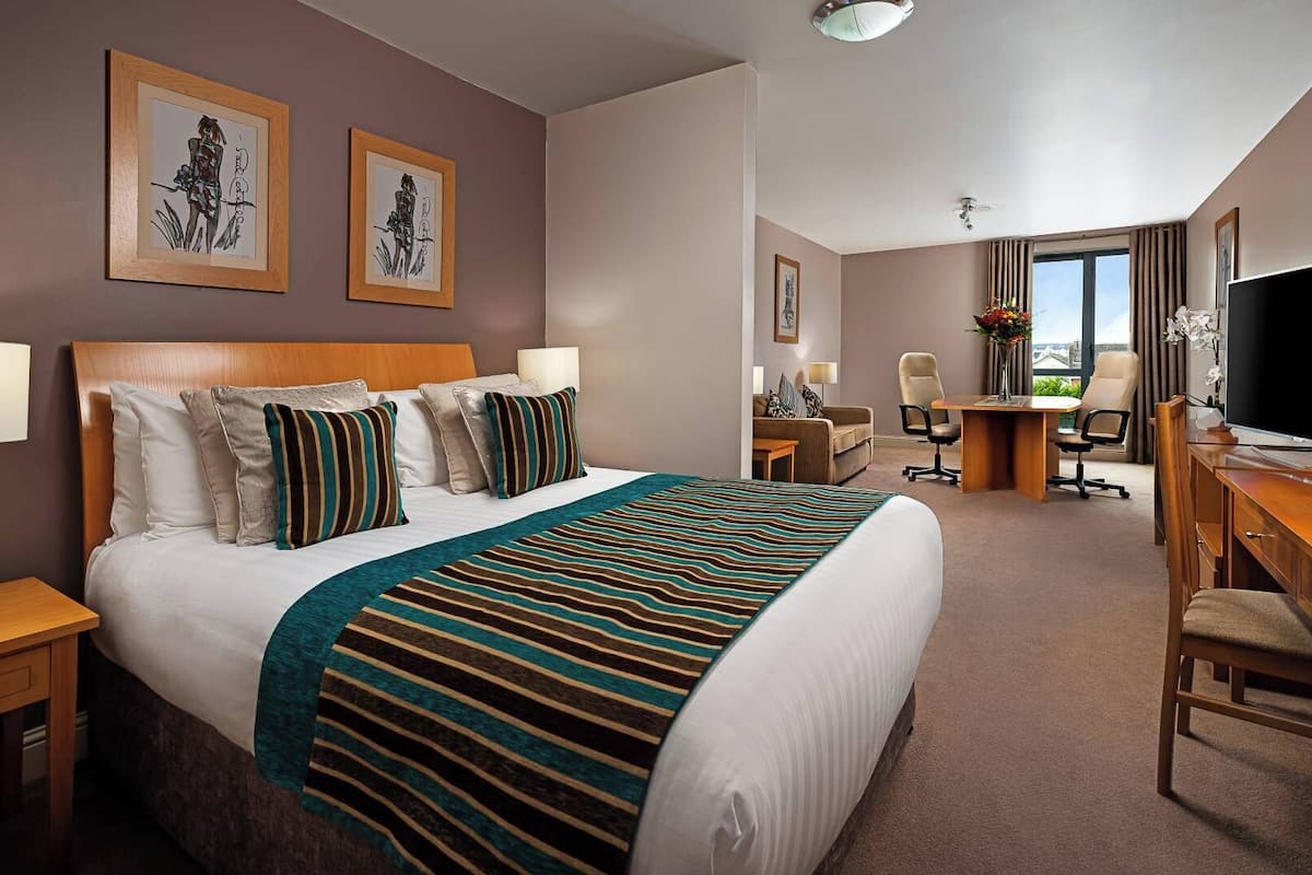 suite (lifestyle) | in-room safe, desk, iron/ironing board, free wifi